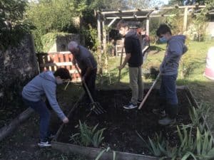 Lire la suite à propos de l’article Jardinage au Clos des Bourraches avec les 4ème Pro