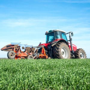 tractor-cultivating-field_carre