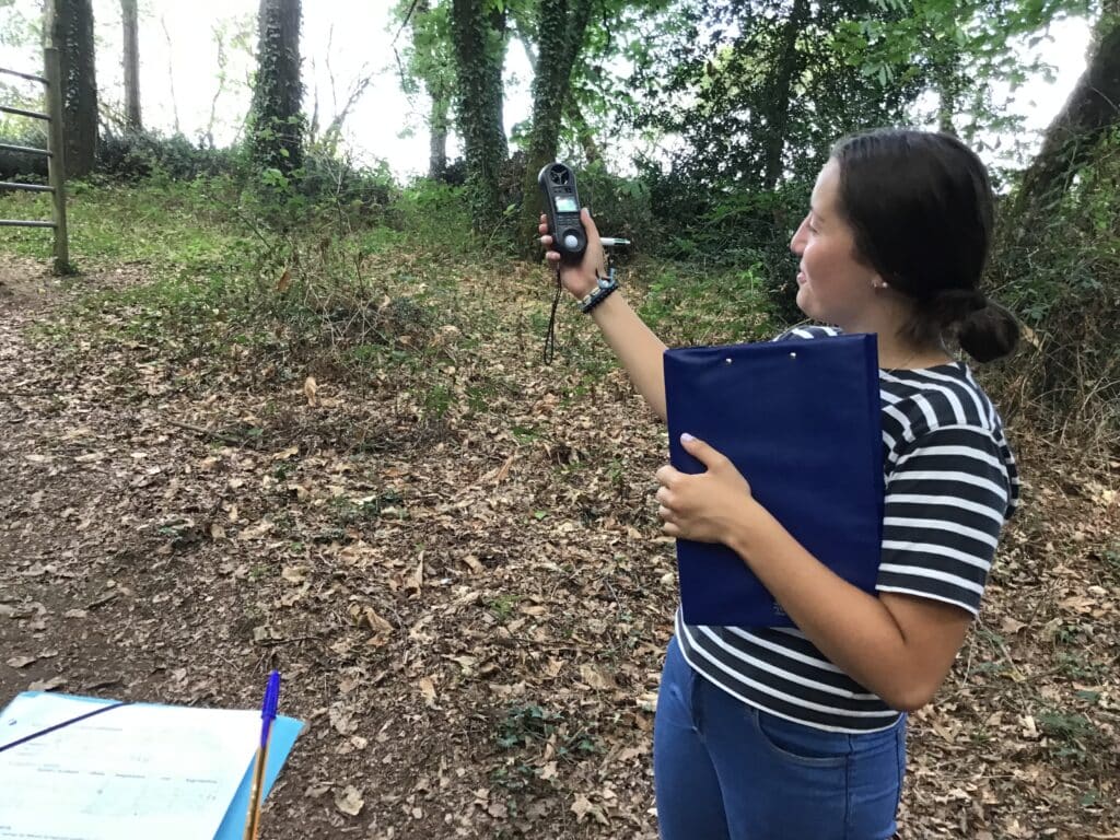 une élève dans une forêt