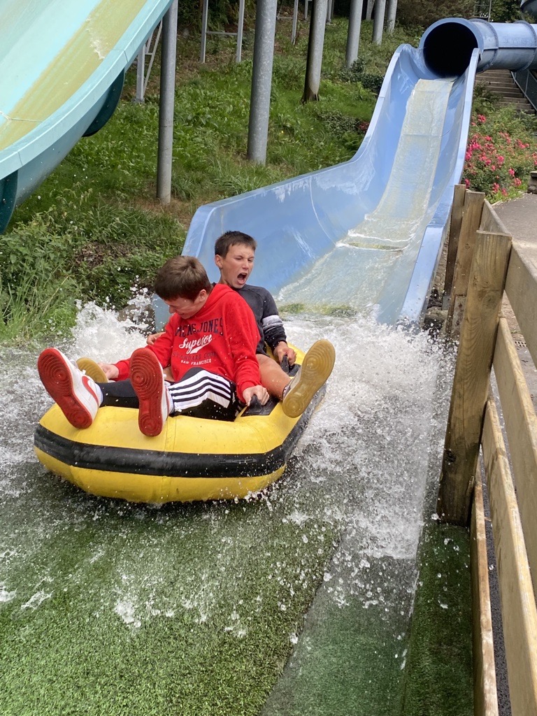 2 jeunes dans un jeu d'eau