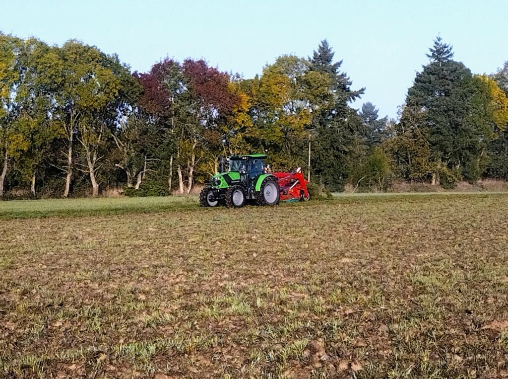 Un tracteur en plein chantier dans un champ
