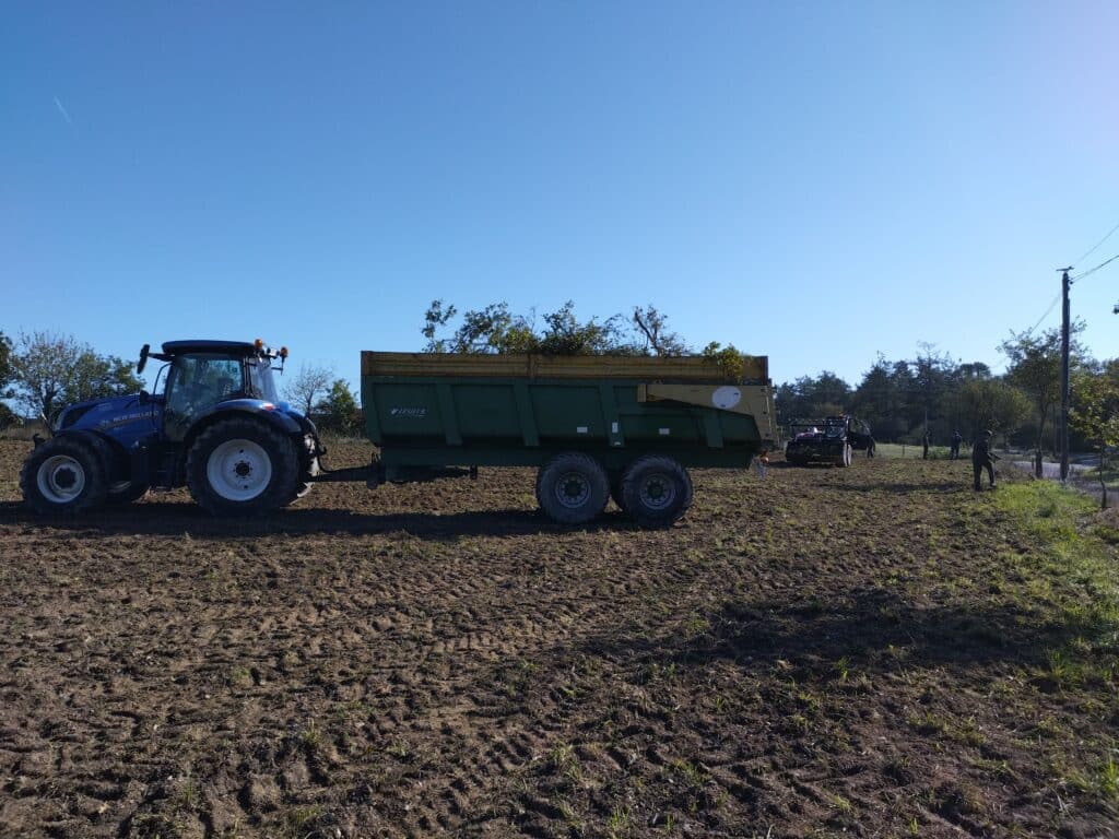 un tracteur et une remorque dans un champ