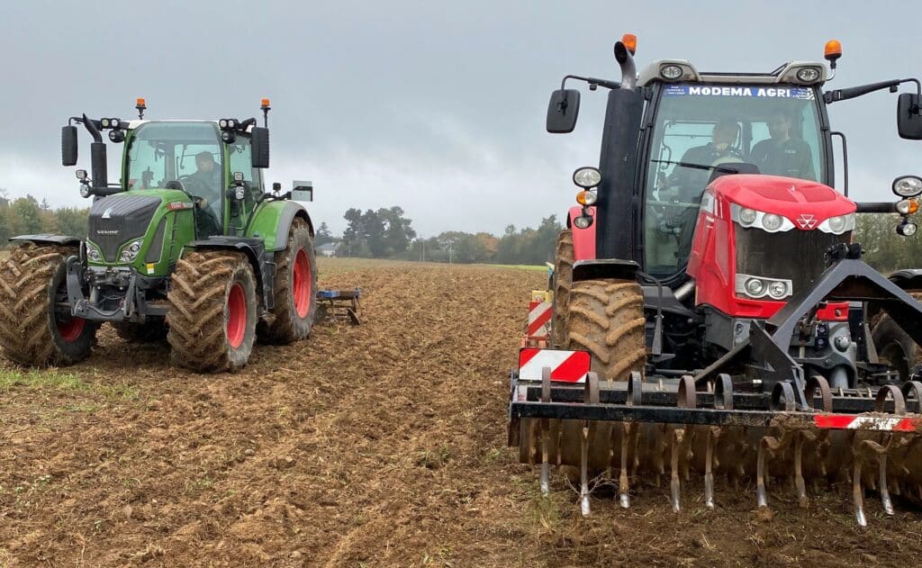 2 tracteurs dans un champ