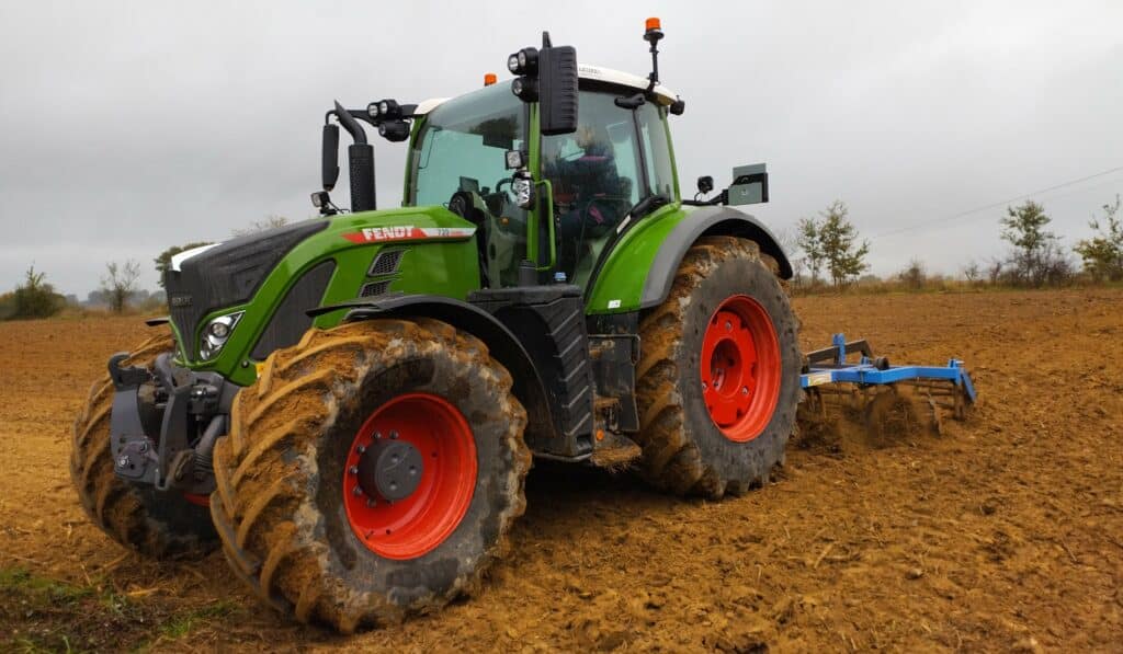 tracteur dans un champ de plus près