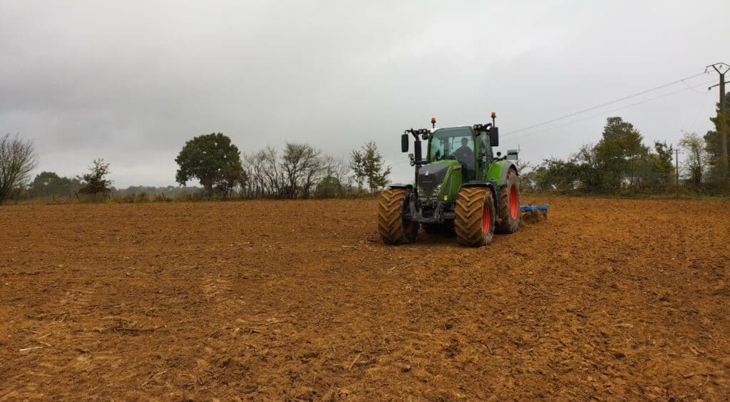 tracteur dans un champ