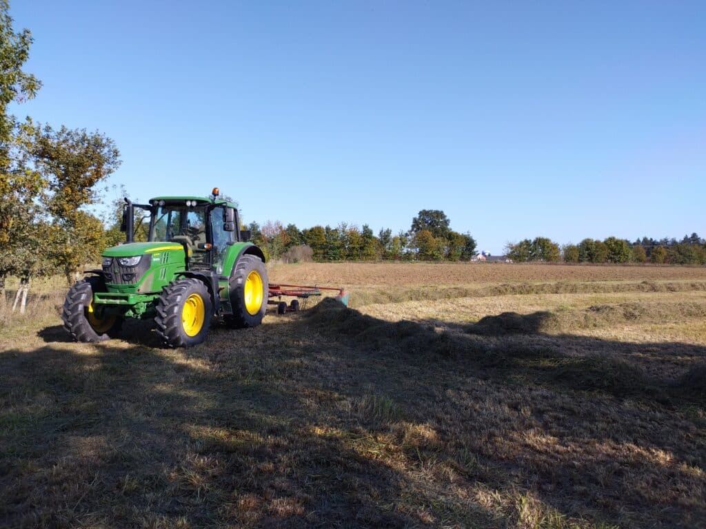 un tracteur dans un champ