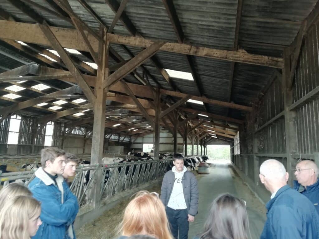 les élèves dans un hangar