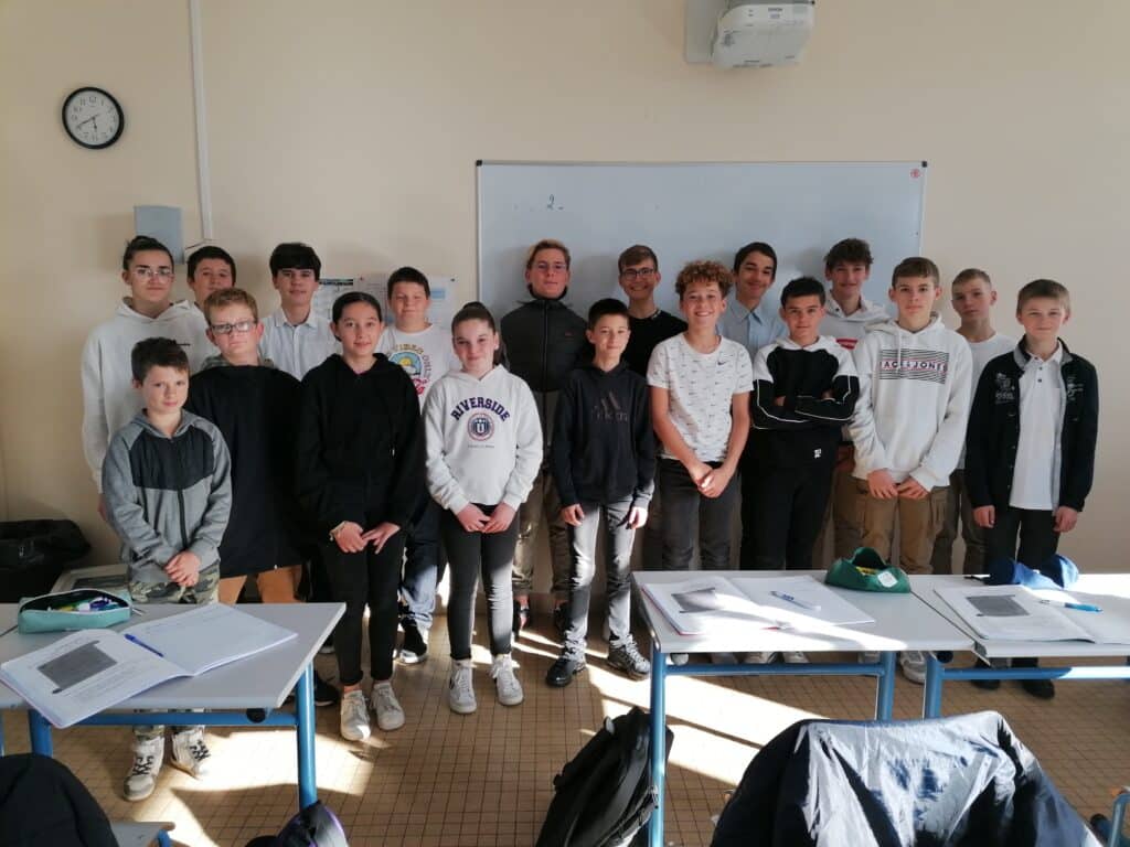 photo d'un groupe d'élèves dans une salle de classe