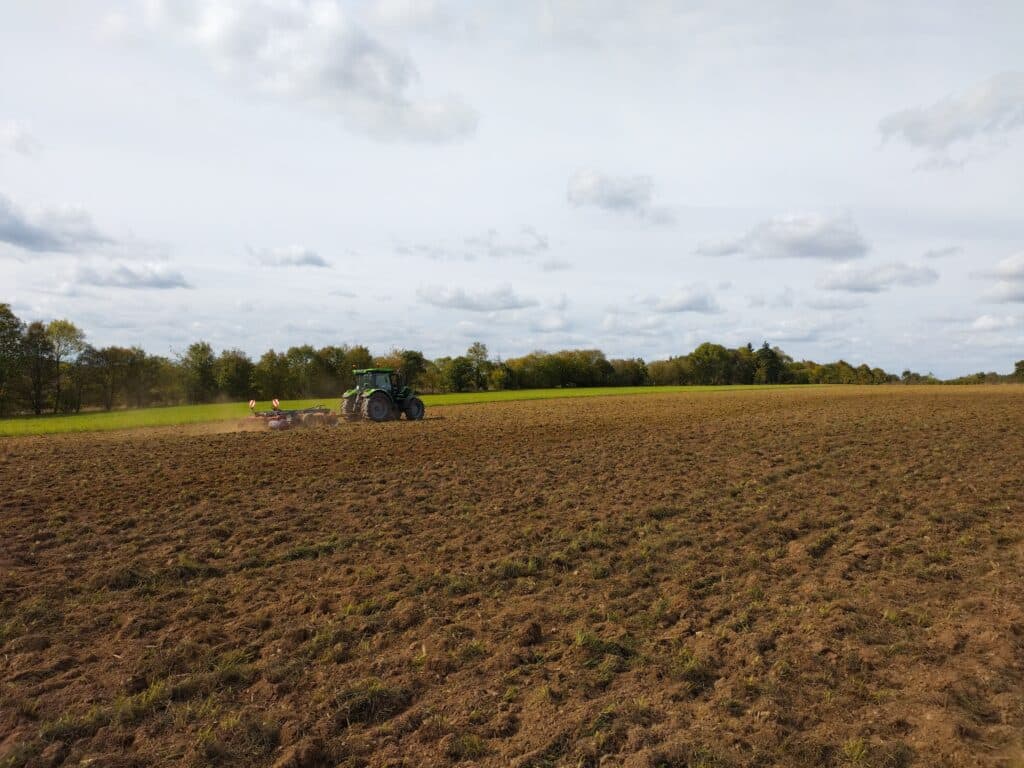 un champ avec un tracteur