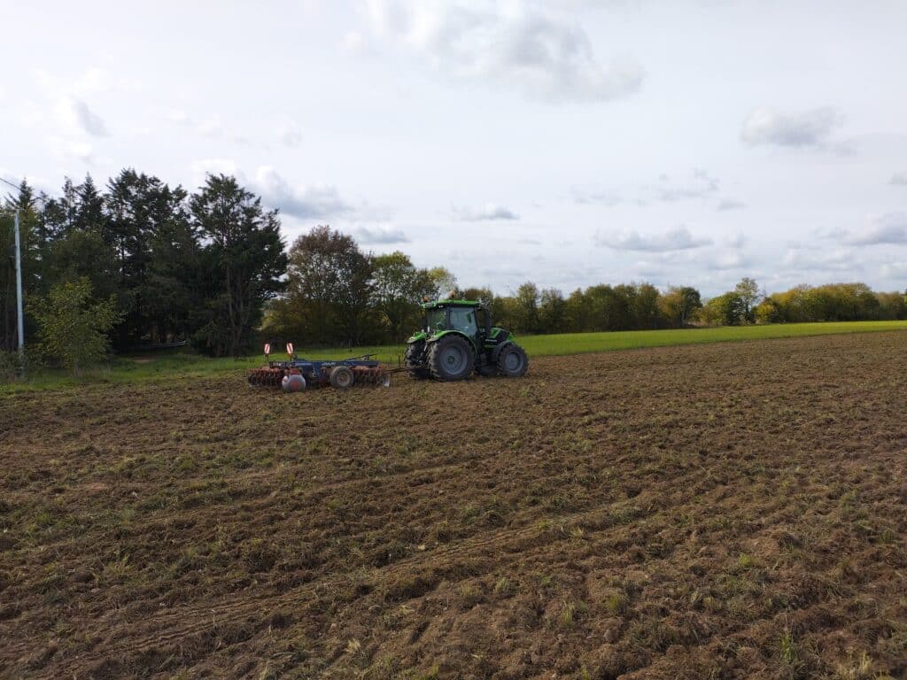 un tracteur dans un champ