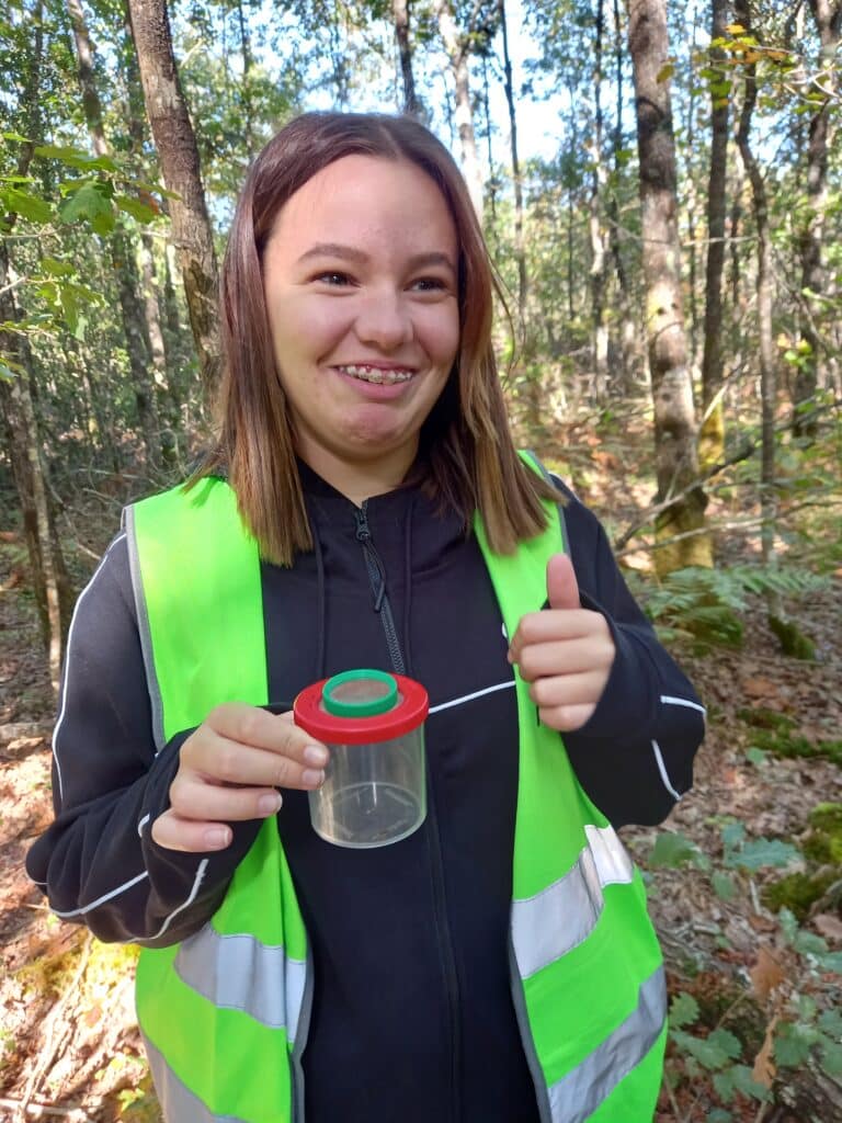 une élève dans une forêt