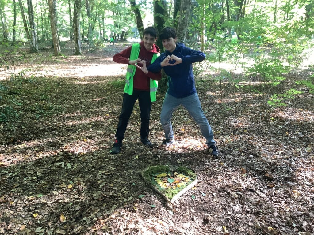 2élèves dans un bois