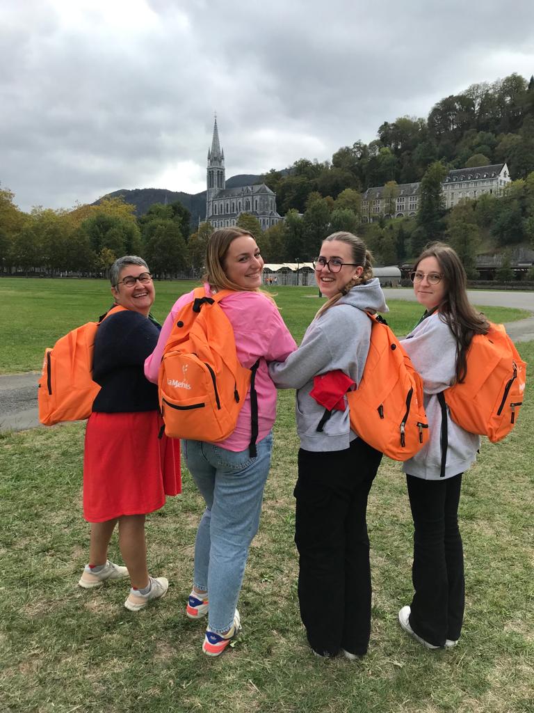 les élèves et leurs sacs à dos orange