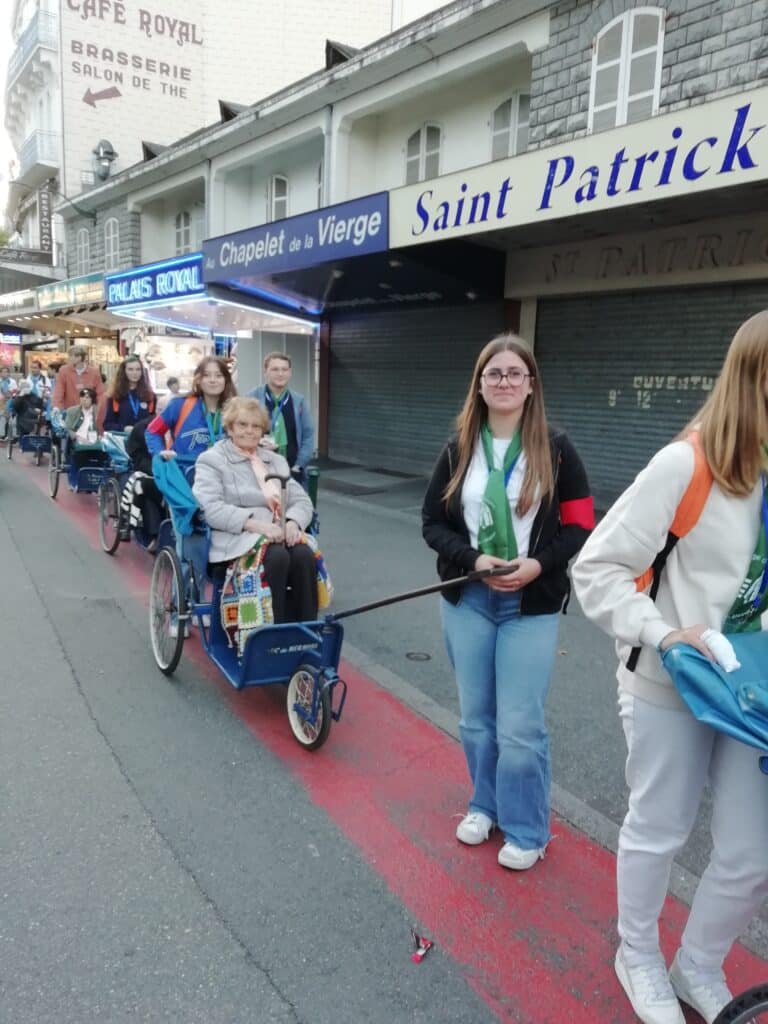 les élèves promenant des personnes