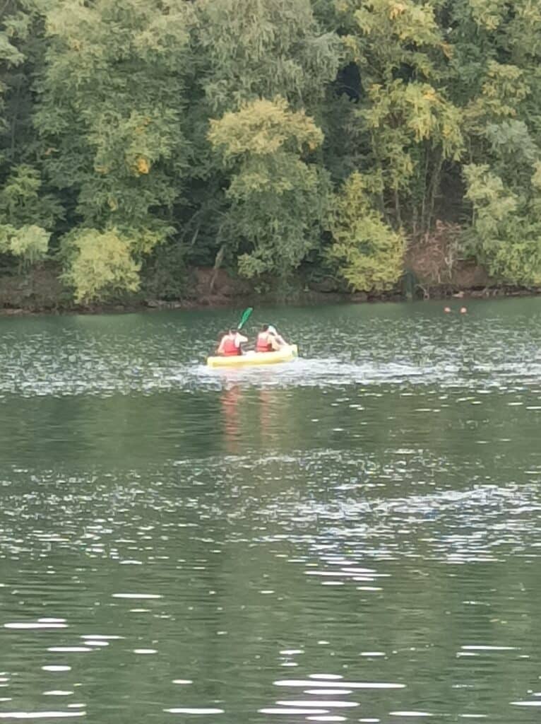 des étudiants sur un canoé