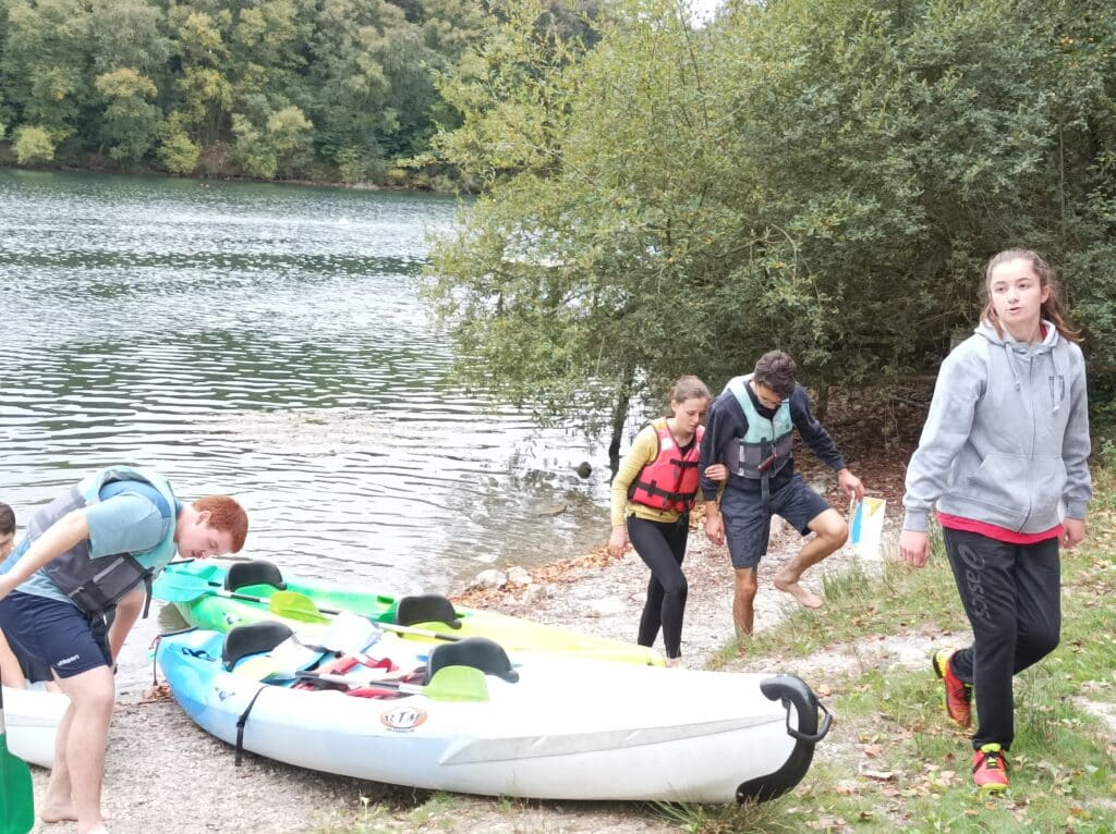 les étudiants et des canoes