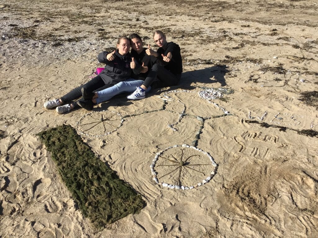 les élèves sur le sable