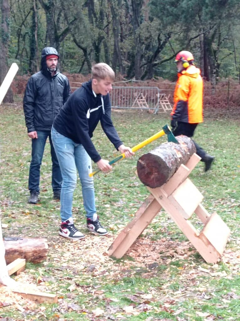 Un élève en train de scier du bois