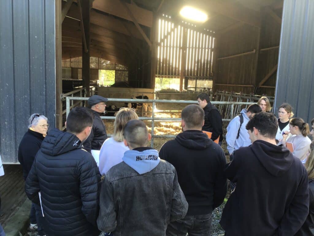 Des apprentis devant un bâtiment