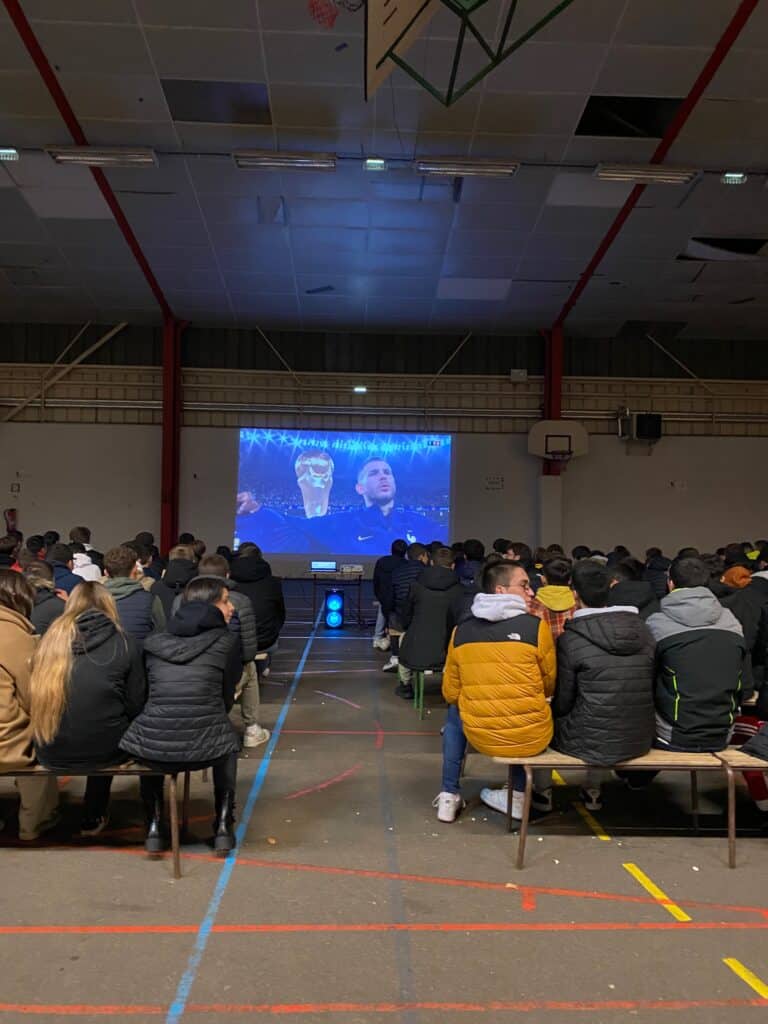 match de foot en salle des sports