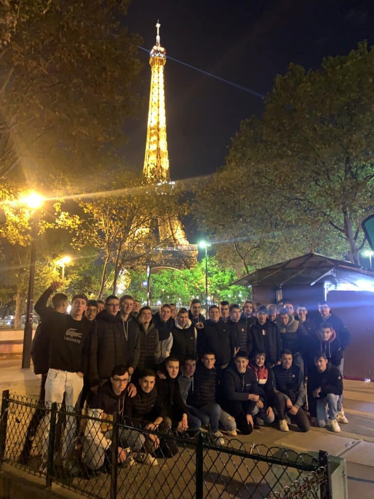 Photo de groupe avec la Tour Eiffel