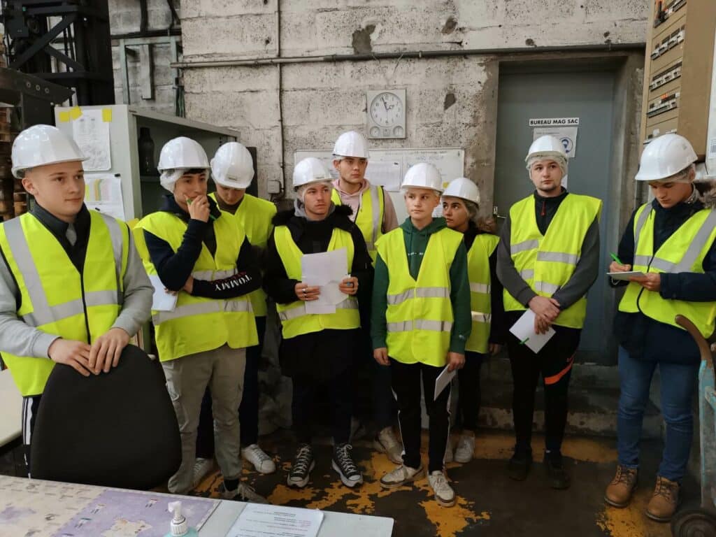 Les élèves avec un casque et un gilet jaune