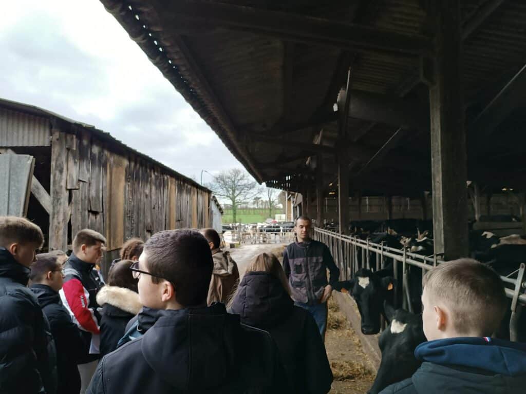 les élèves sous un hangar