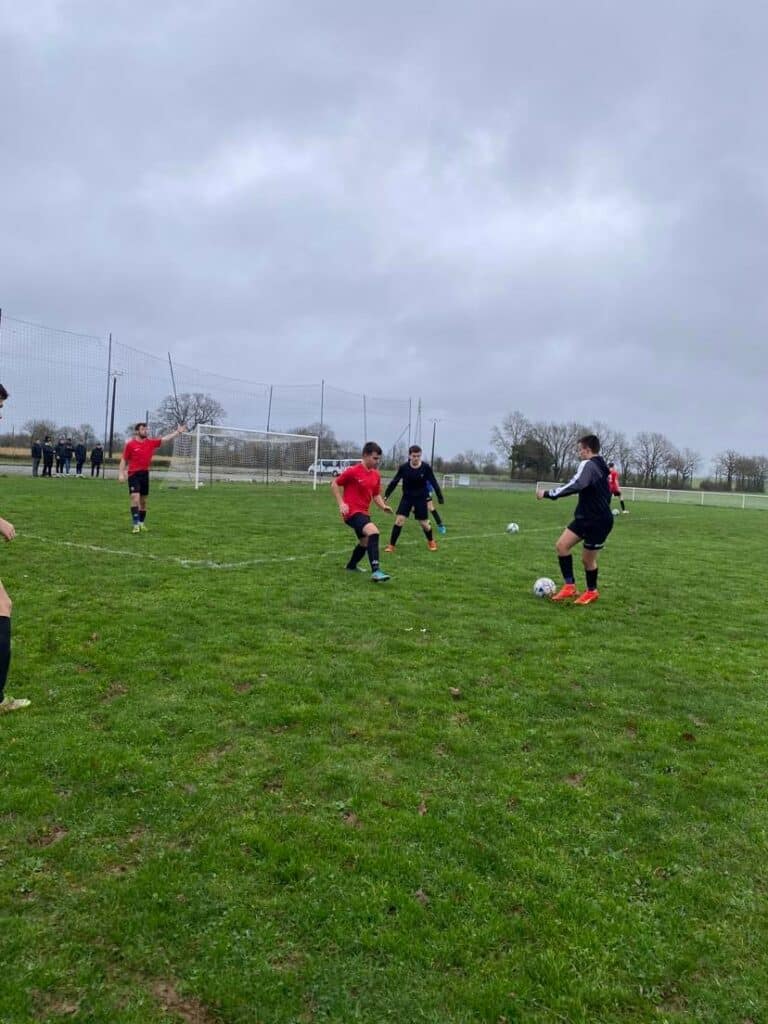 Des élèves sur un terrain de foot