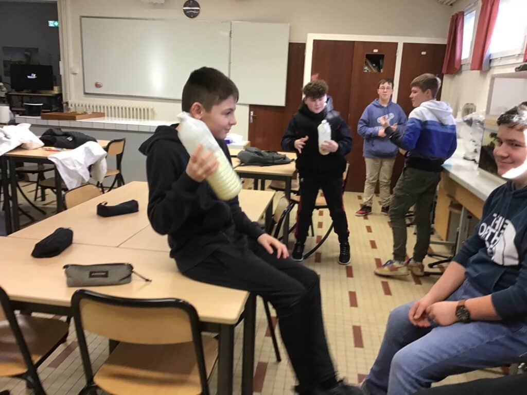 un élève avec une bouteille de lait