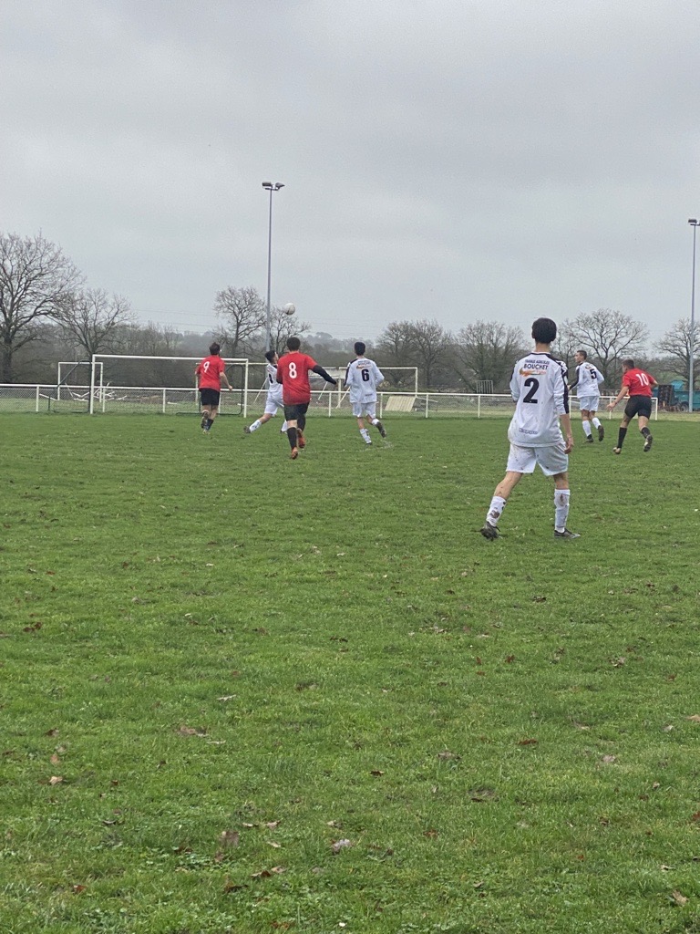 les élèves en train de jouer au foot