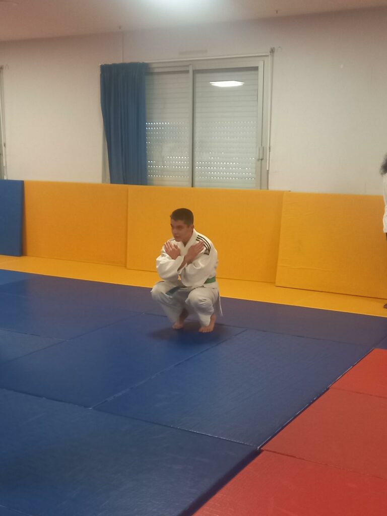 élève montrant le salut au judo