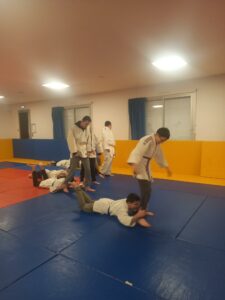élèves de 4PP réalisant un exercice de judo