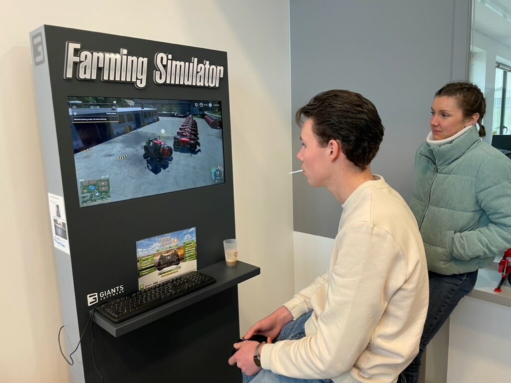 étudiant à essayer le farming simulator