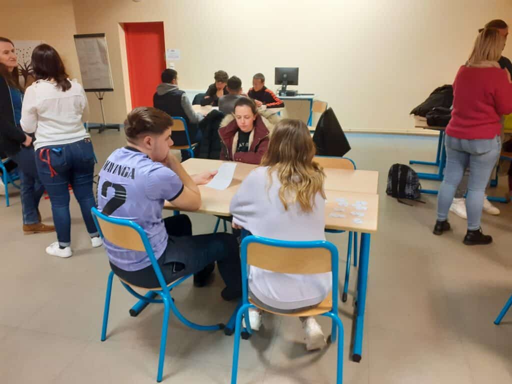 les élèves assis autour d'une table
