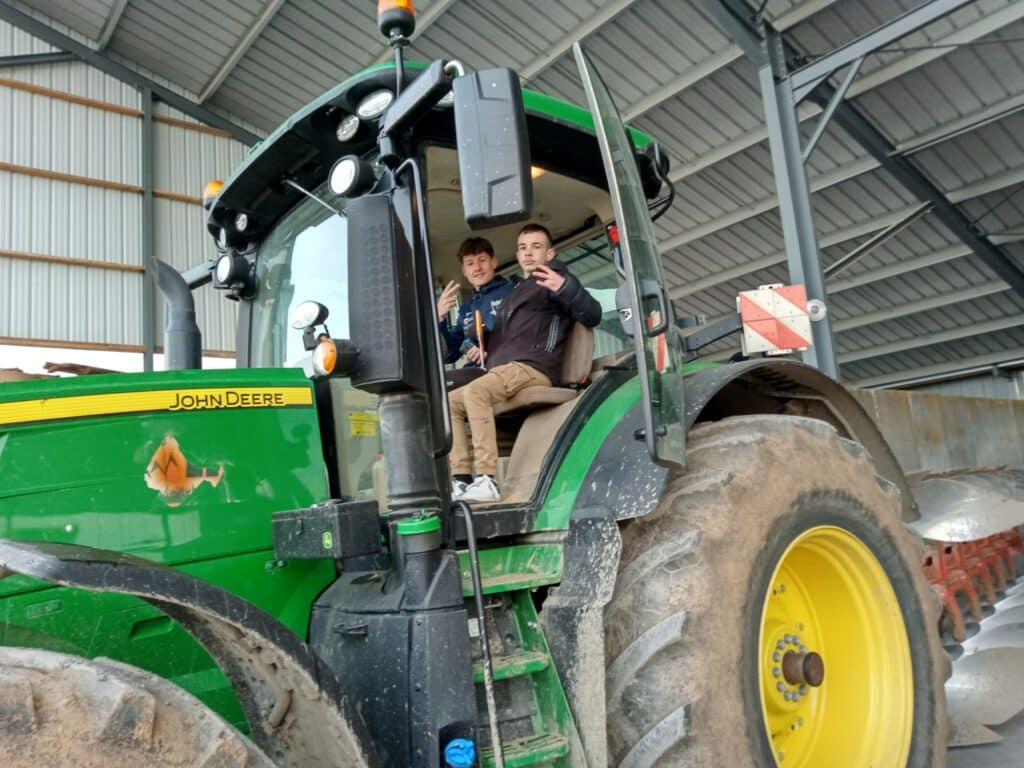 les élèves dans un tracteur