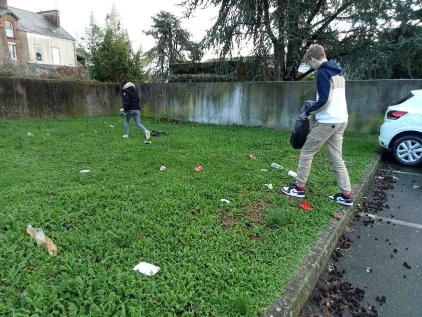 les élèves en train de ramasser les déchets