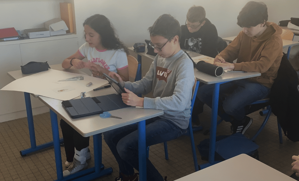 des élèves dans une classe