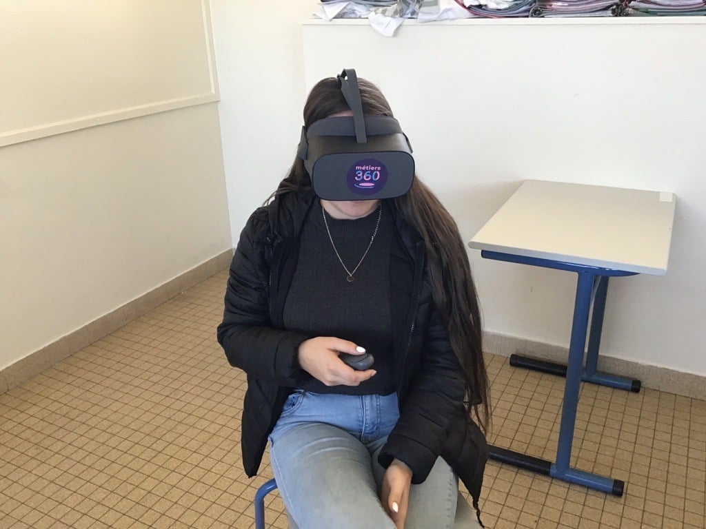 une élève à tester avec un appareil