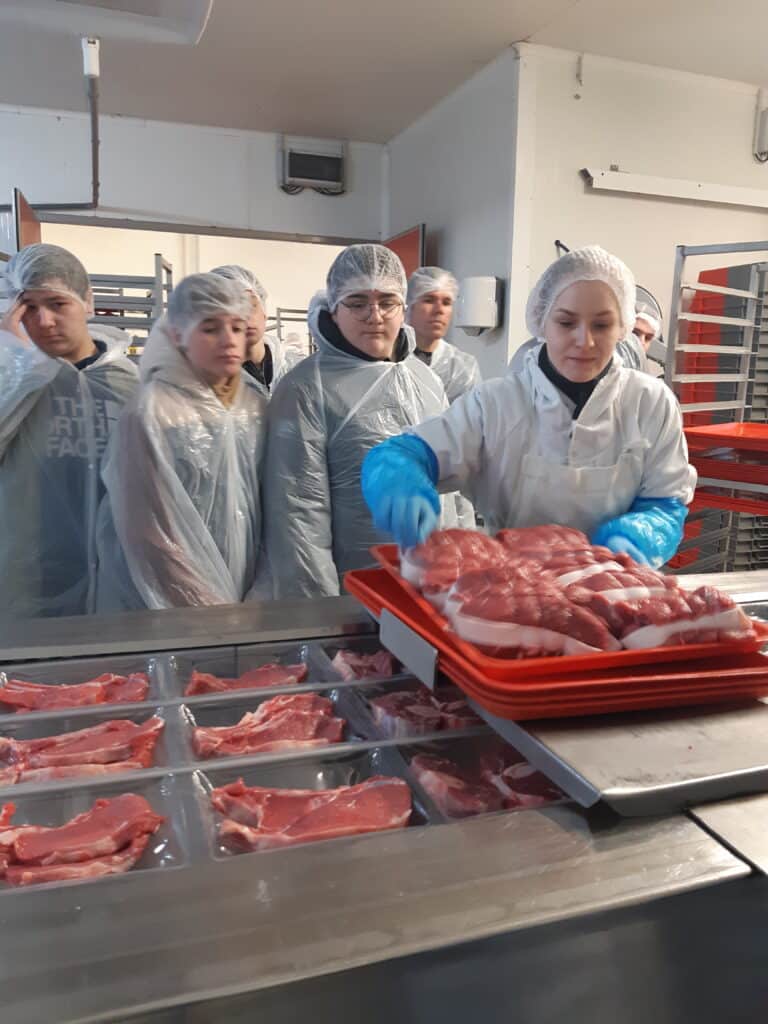 élèves dans l'entreprise de viande