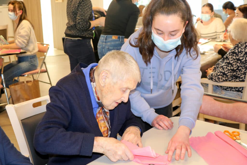 une élève avec une personne âgée