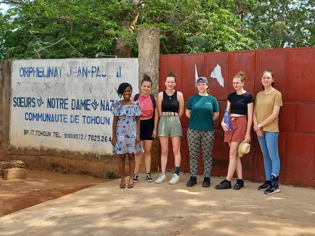 groupe devant l'orphelinat