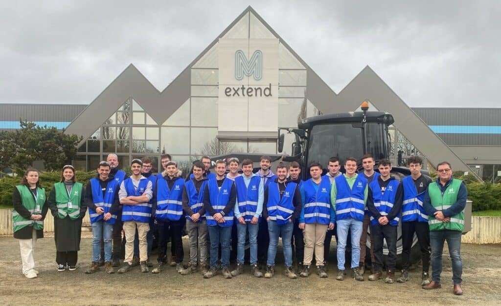 photo de groupe devant l'usine MX