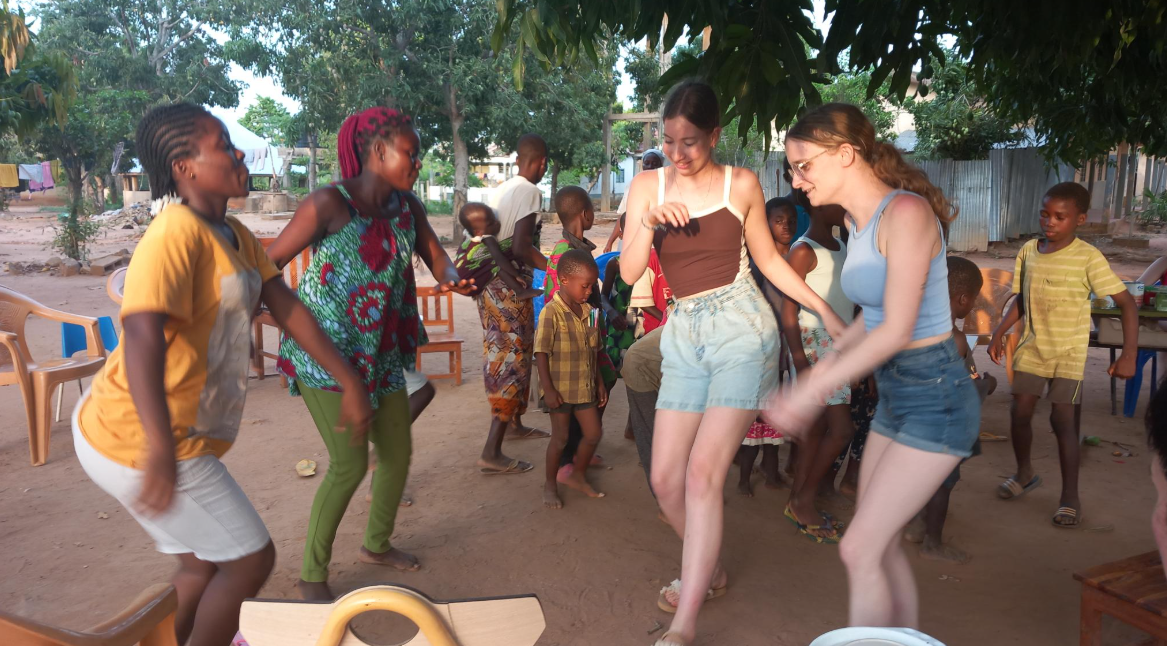 Lire la suite à propos de l’article Un voyage solidaire et inoubliable, au cœur d’une aventure humaine au Togo