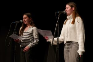Lire la suite à propos de l’article Quand les mots prennent la scène : atelier slam avec Victor Âm