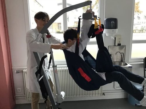 Atelier Transfert du lit médicalisé à la chaise roulante Lycée Saint Clair de Blain